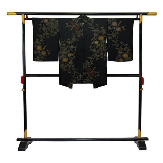 A lacquered haori coat with a thistle pattern and a single crest on the back|背中に一つ紋があるアザミ柄の漆織りの羽織