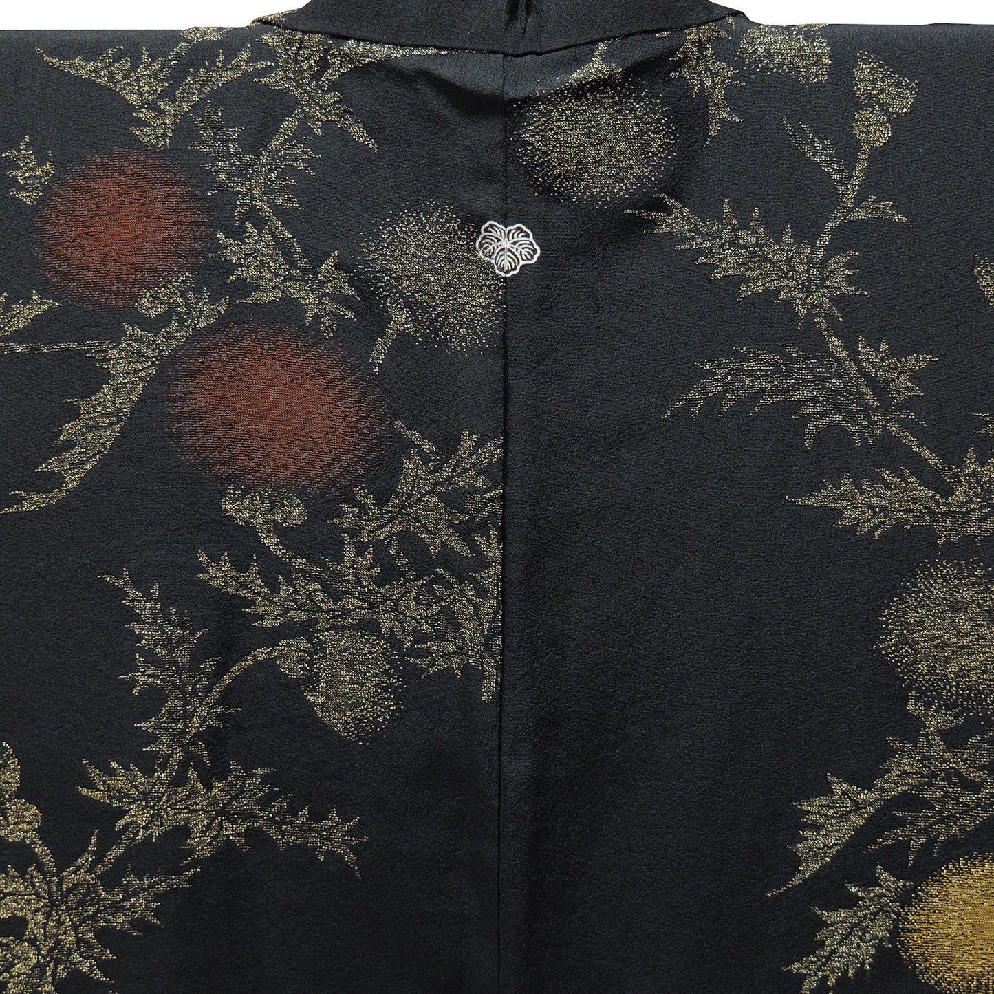 A lacquered haori coat with a thistle pattern and a single crest on the back|背中に一つ紋があるアザミ柄の漆織りの羽織