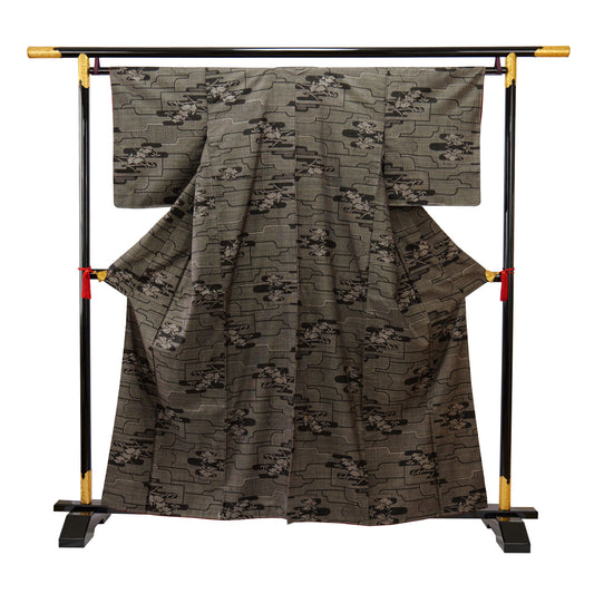 A chic Oshima tsumugi silk fabric with a pattern that has depth|奥行きのある柄のシックな大島紬
