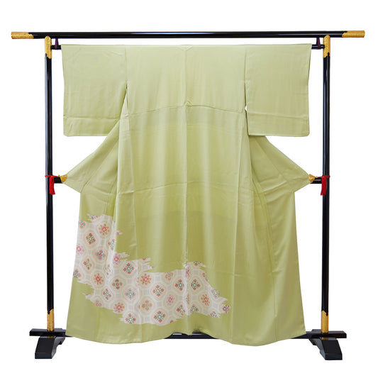 A light green silk formal kimono with five family crests|五つ紋が入った若草色の綸子の色留袖