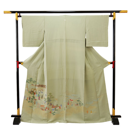 A light green, Shuko-ori silk kimono with a single family crest|一つ紋が入った若草色の寿光織の色留袖