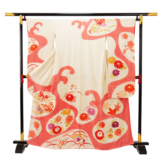 A furisode kimono made of rinzu silk fabric, featuring gold embroidered butterflies and large floral patterns|金駒刺繍の蝶々や大き目の花柄の綸子の振袖