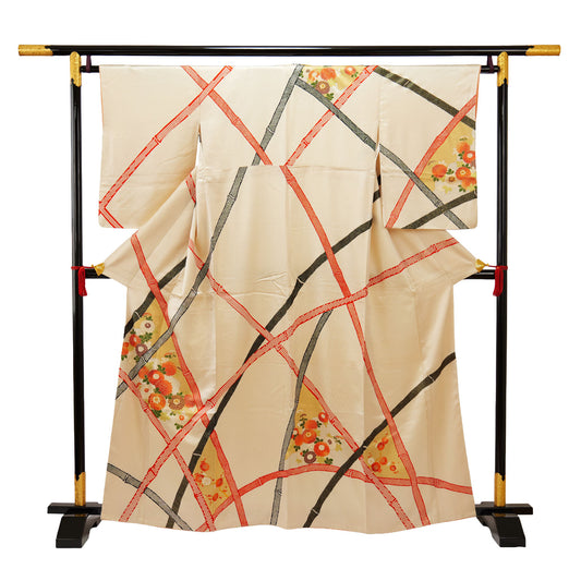 A kimono with a white base made of rinzu silk|白をベースにした綸子の付け下げ