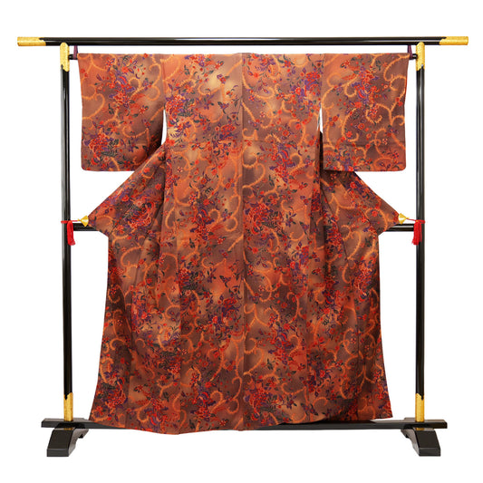 A kimono made of crepe fabric, featuring a pattern of unique Western-style flowers all over|個性的な洋花が全面にあしらわれた縮緬生地の小紋