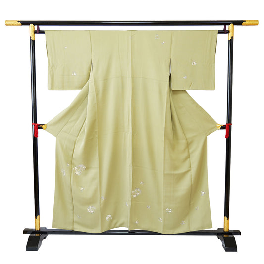 A grass green komon with one crest on the back|背中に一つ紋が入った草色の小紋