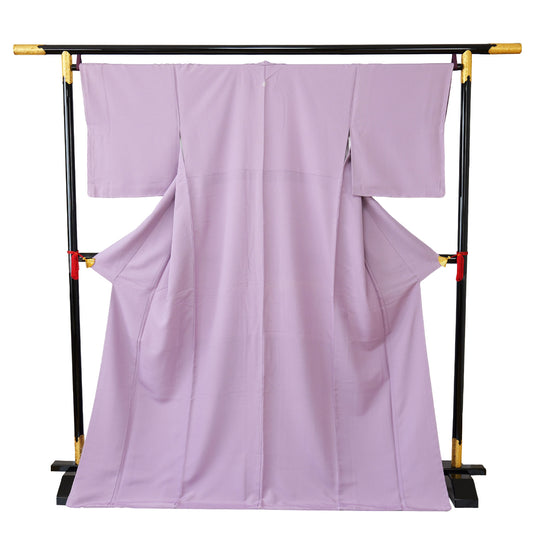 A plain purple kimono with a crest on the back|背中に一つ紋が入った紫色の色無地