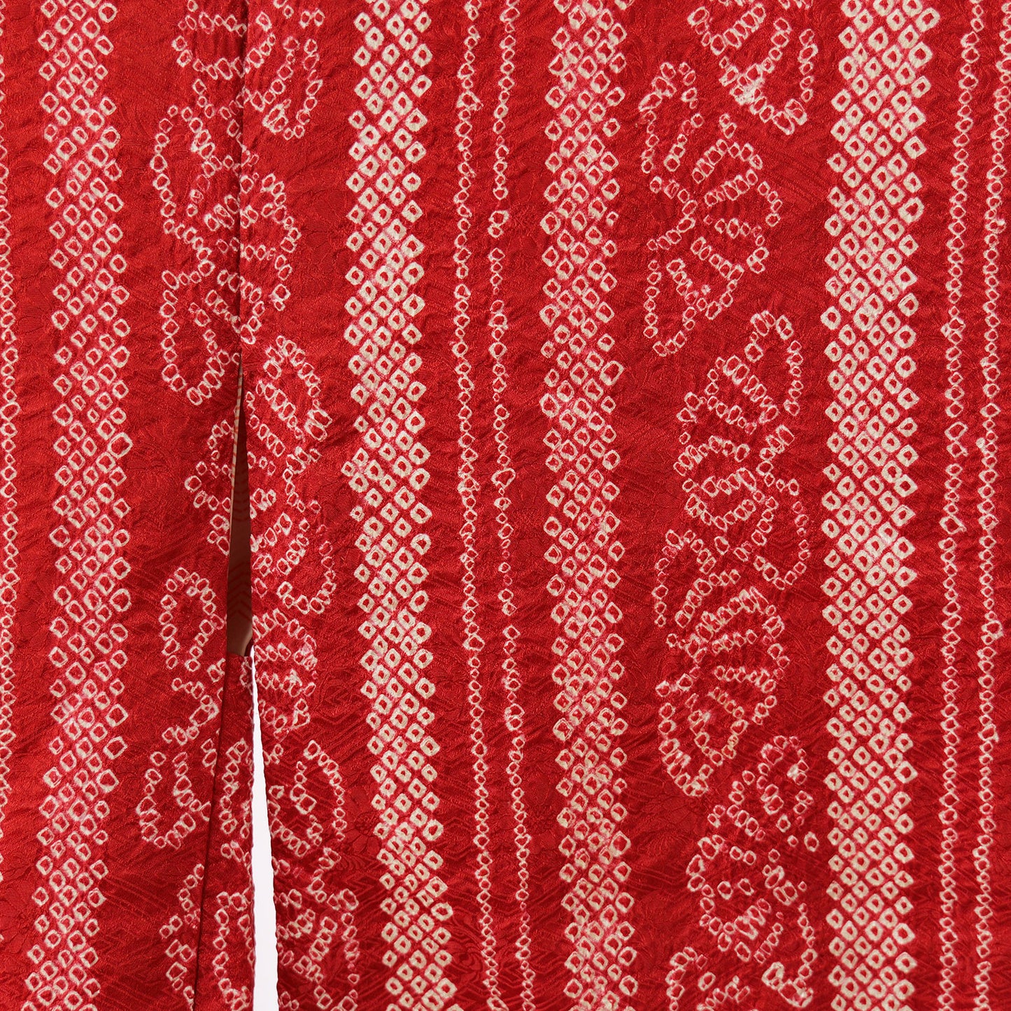 A vermilion-red women's haori coat with striking stencil dyeing|型染め絞りが印象的な朱赤の女物羽織
