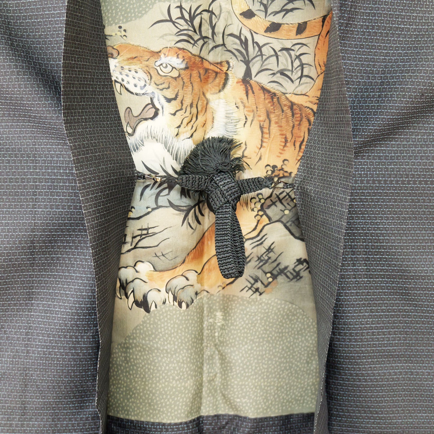 A men's haori jacket made of indigo Oshima with a striking hand-painted tiger pattern｜手書き虎柄が迫力のある藍大島の男物羽織
