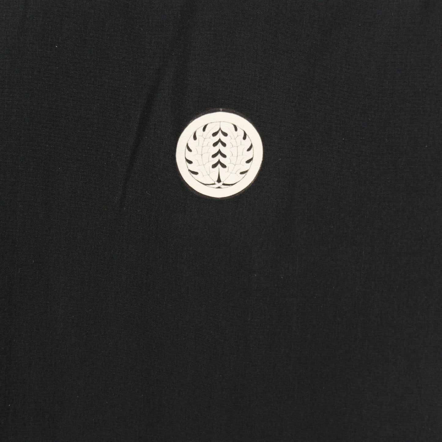 A men's haori coat made of habutae fabric with five crests of a flag and wisteria.｜羽二重の生地にのぼり藤の五つ紋が入った男物羽織