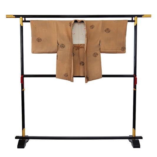 A beige women's haori coat with a child-like design on the lining｜裏地に童が表現されたベージュ色の女物羽織