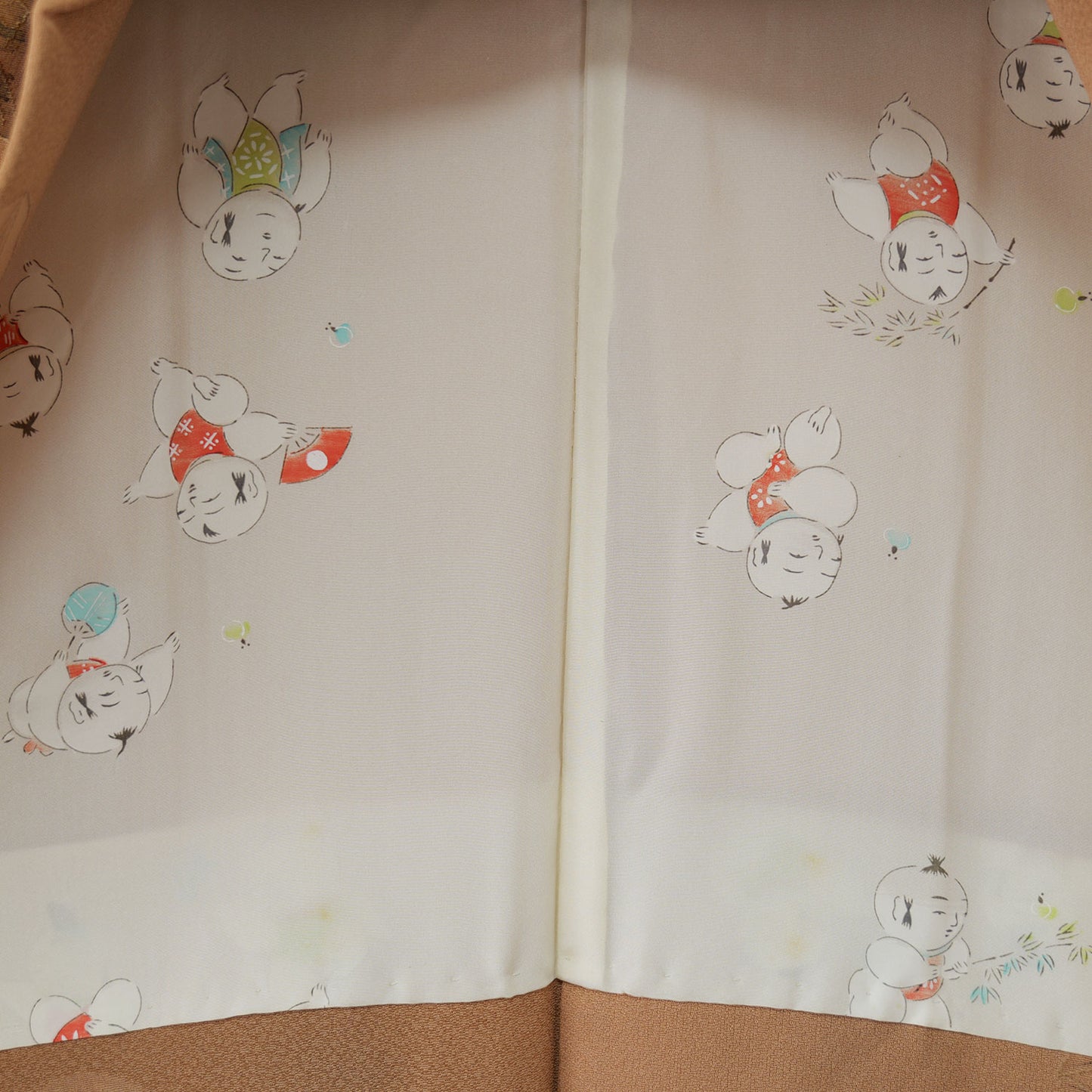 A beige women's haori coat with a child-like design on the lining｜裏地に童が表現されたベージュ色の女物羽織