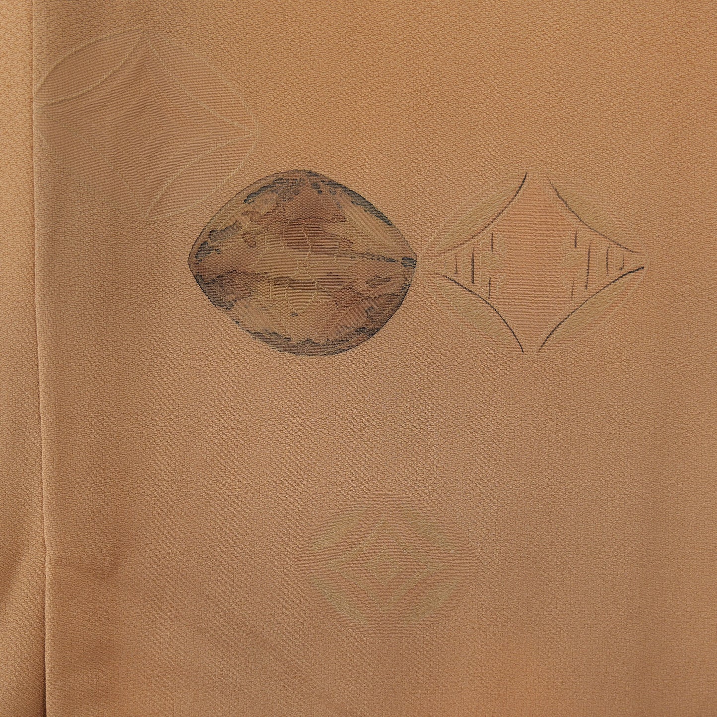 A beige women's haori coat with a child-like design on the lining｜裏地に童が表現されたベージュ色の女物羽織