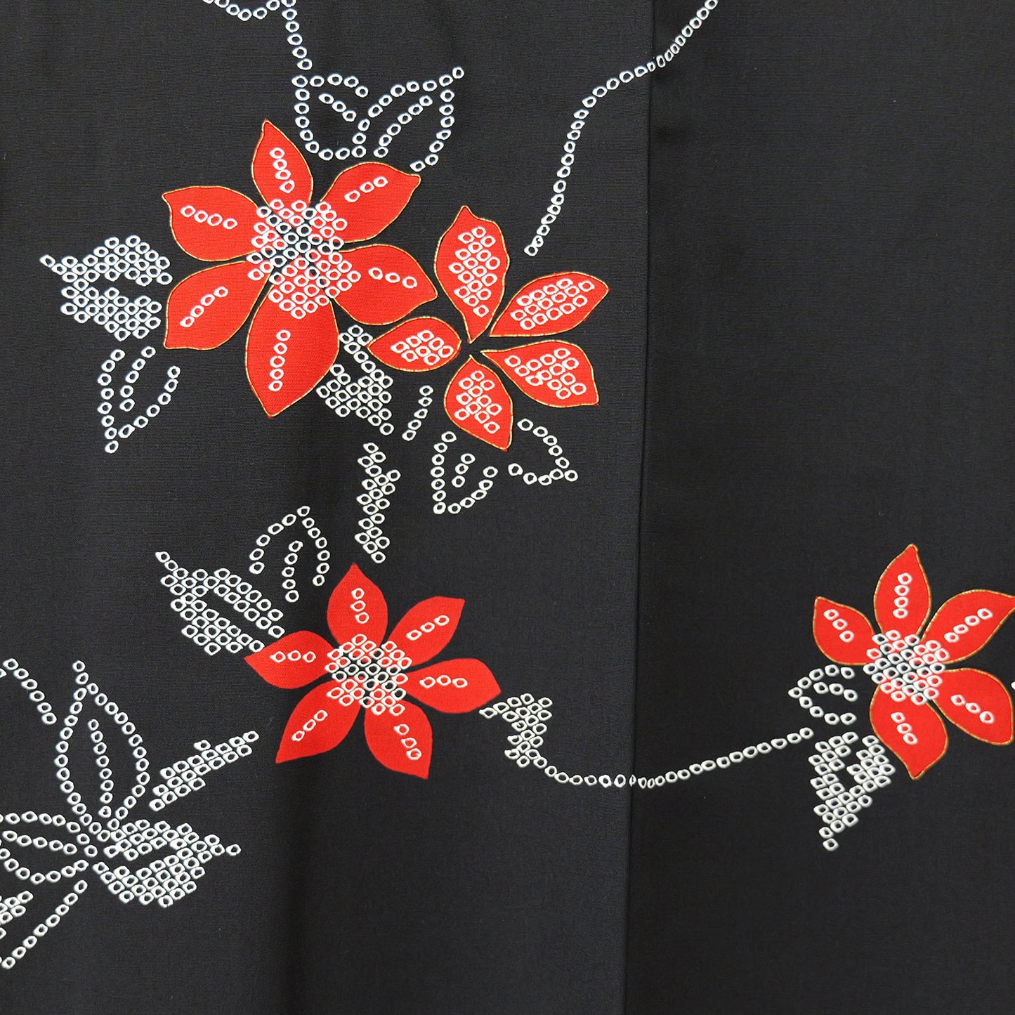 A women's habutae haori coat with a striking red flower pattern on a black background｜黒地に赤花が印象的な女物の羽二重羽織