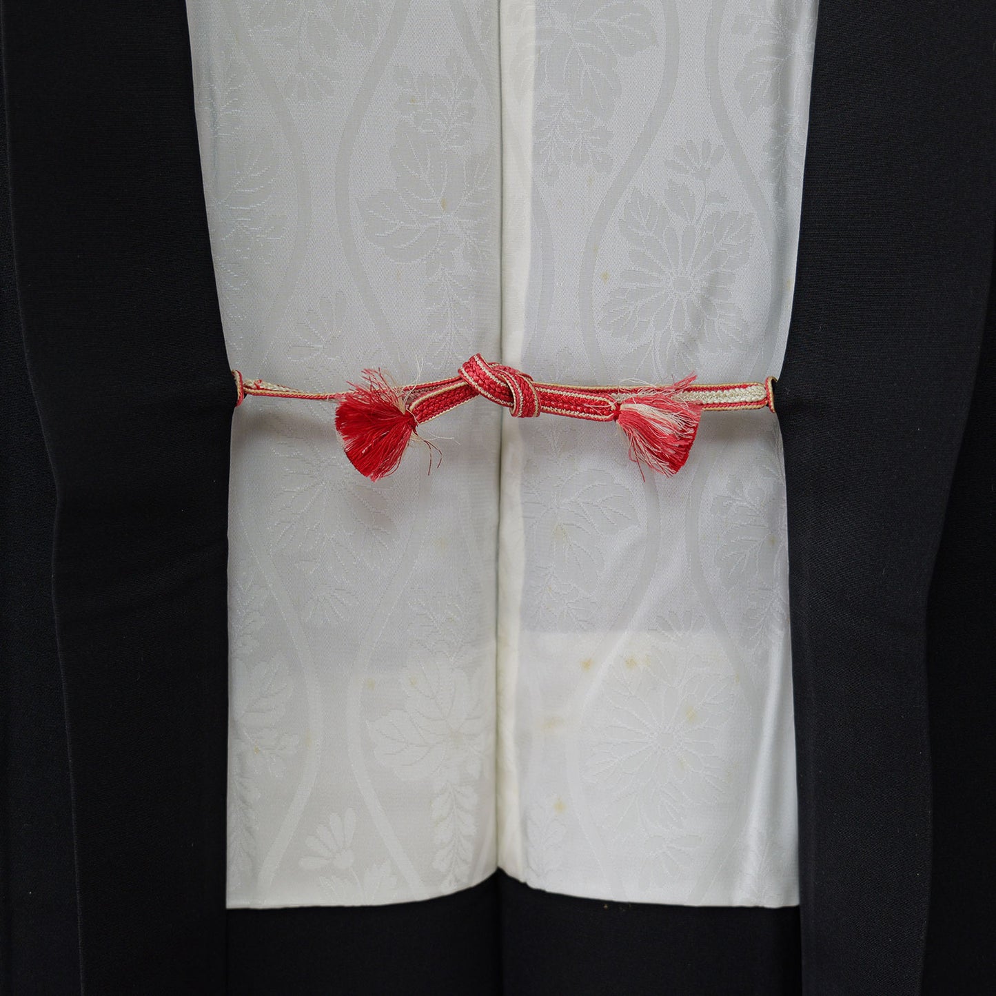 A women's habutae haori coat with a striking red flower pattern on a black background｜黒地に赤花が印象的な女物の羽二重羽織