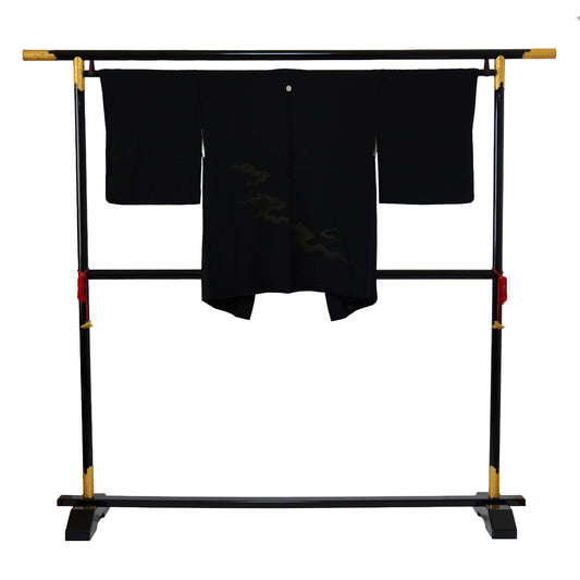 A women's haori coat made of crepe fabric with gold thread woven into it｜ちりめん地の金糸を織り込んだ女物羽織