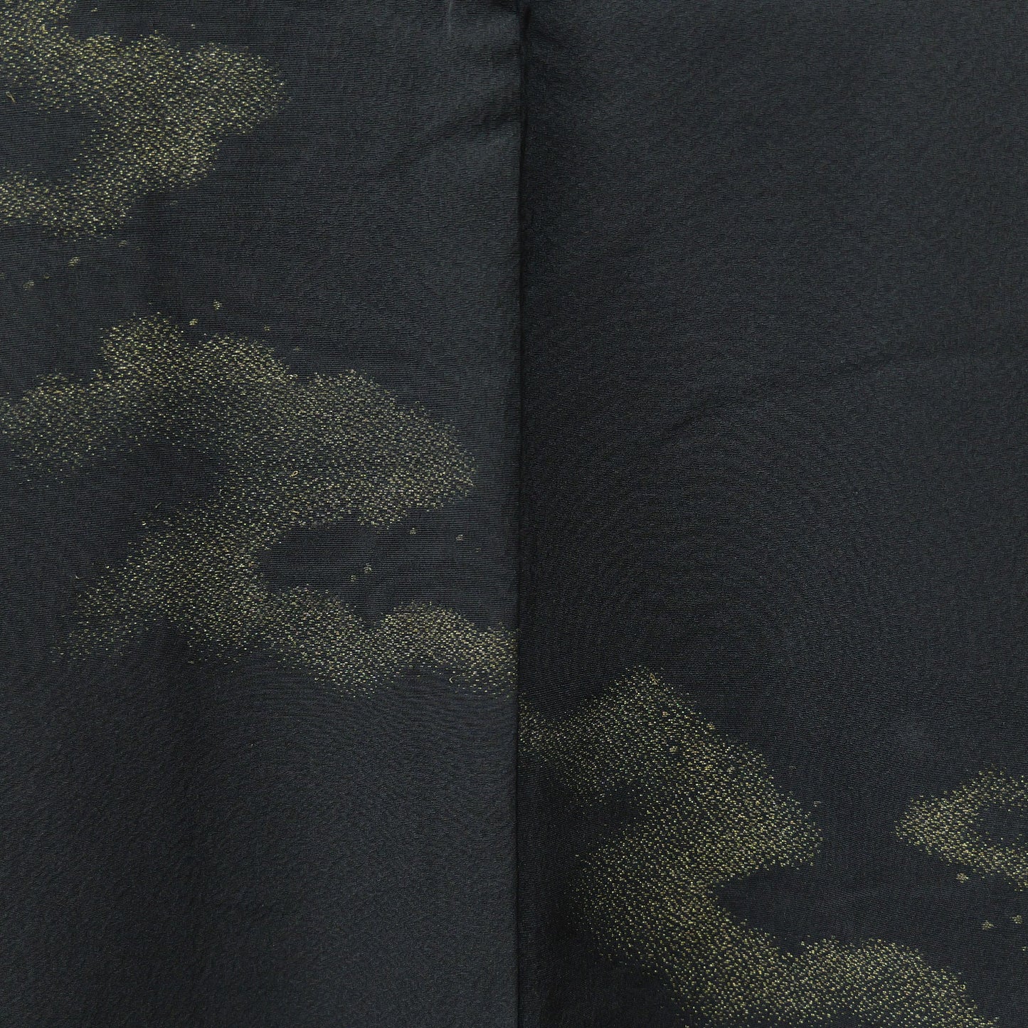 A women's haori coat made of crepe fabric with gold thread woven into it｜ちりめん地の金糸を織り込んだ女物羽織