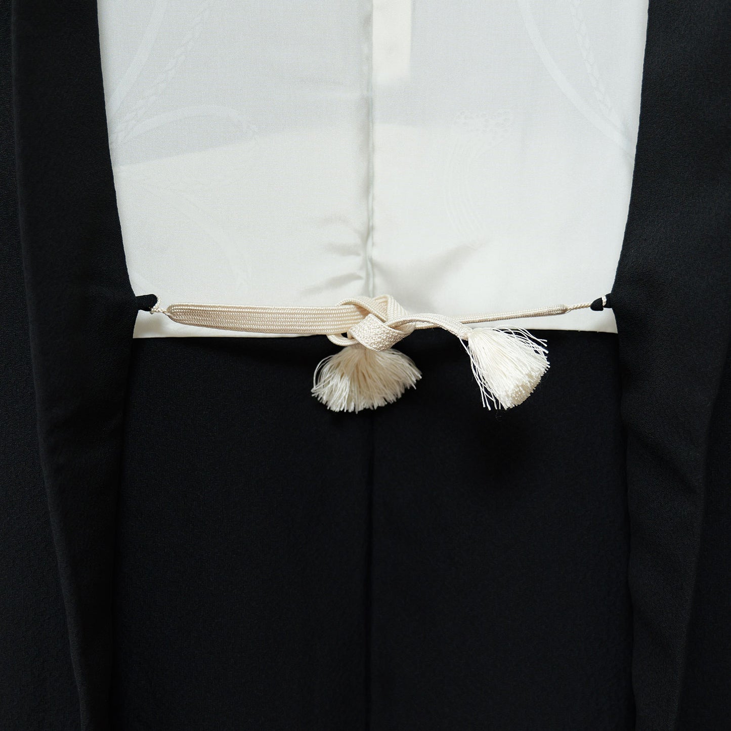 A women's haori coat made of crepe fabric with gold thread woven into it｜ちりめん地の金糸を織り込んだ女物羽織