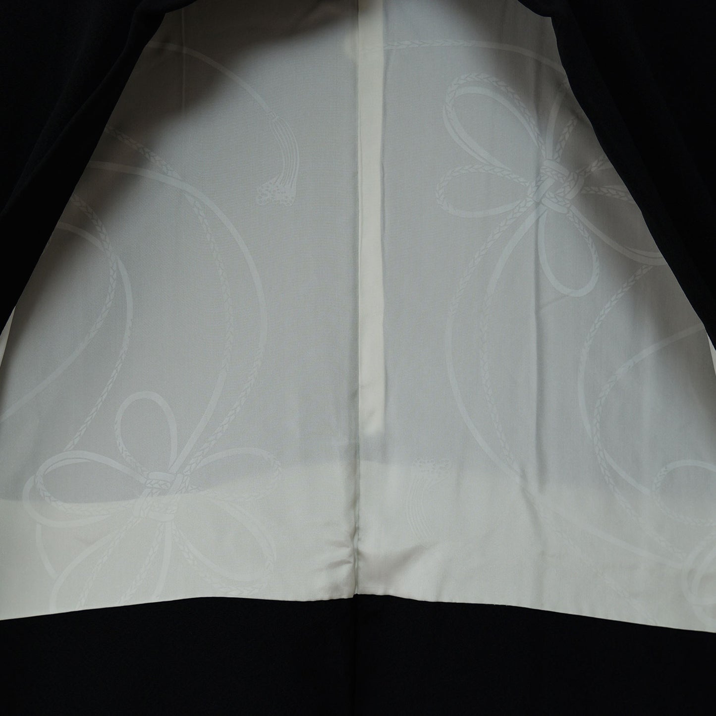 A women's haori coat made of crepe fabric with gold thread woven into it｜ちりめん地の金糸を織り込んだ女物羽織