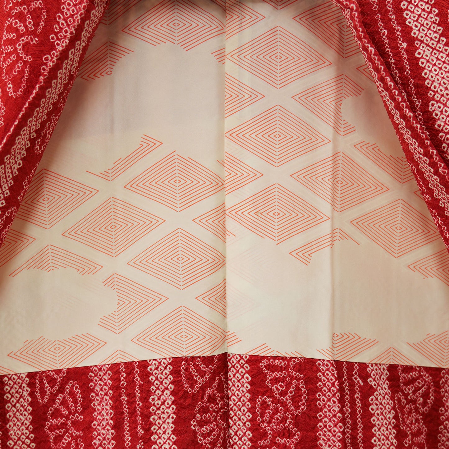 A vermilion-red women's haori coat with striking stencil dyeing｜型染め絞りが印象的な朱赤の女物羽織