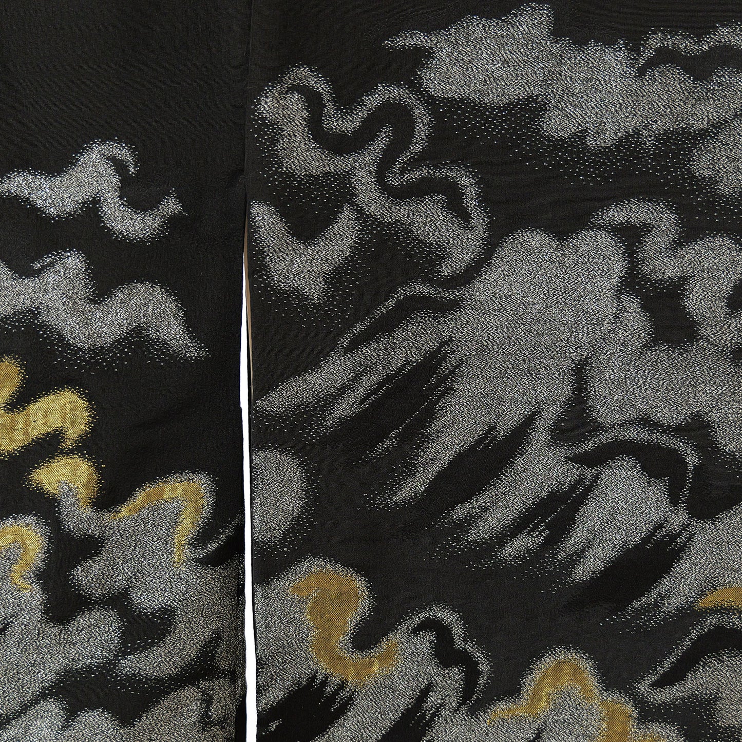 A gorgeous women's haori with gold and silver threads woven into it｜金糸銀糸の織り込みが豪華な女物羽織