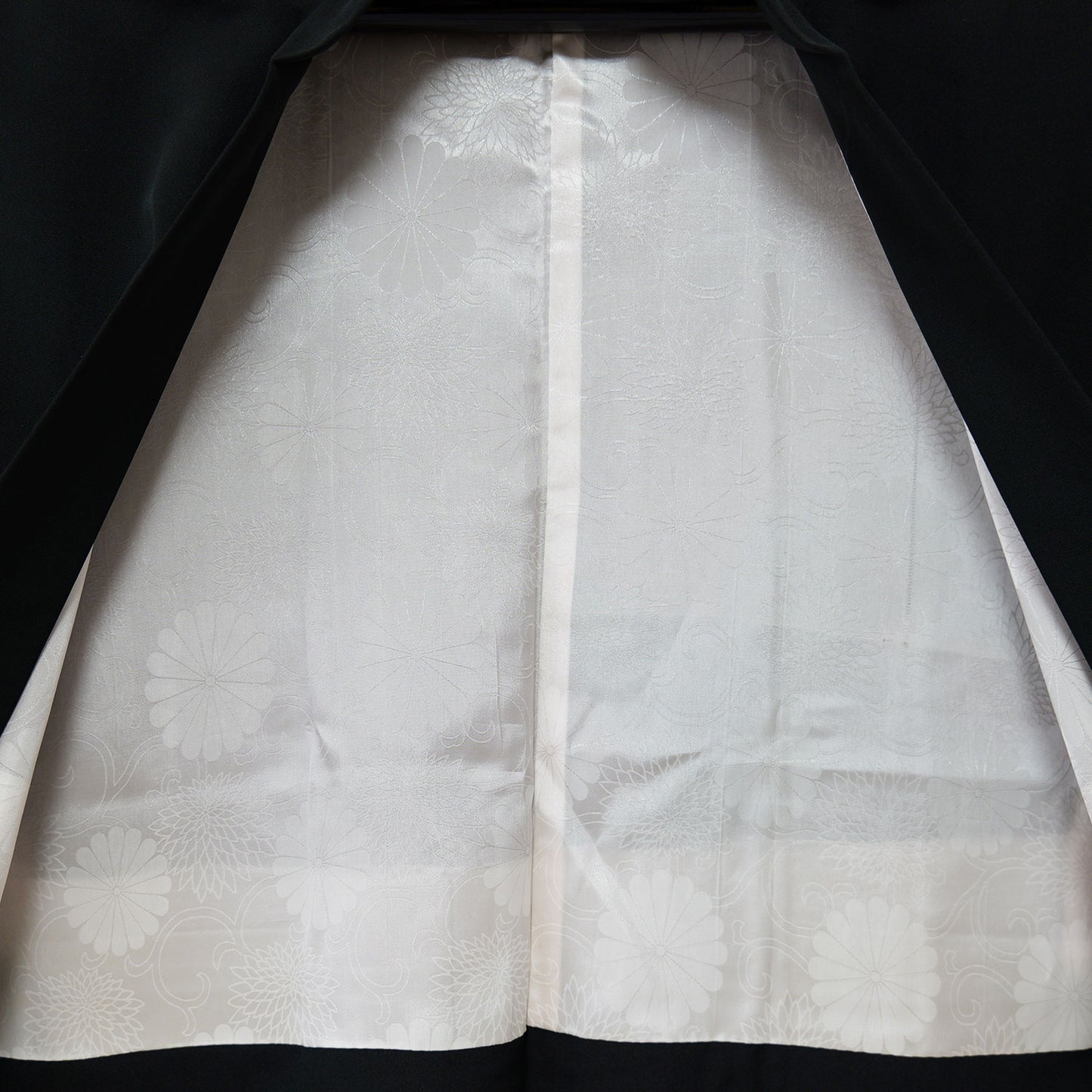 A haori with a subdued floral pattern woven into it｜落ち着いた色合いの花柄を織り込んだ羽織