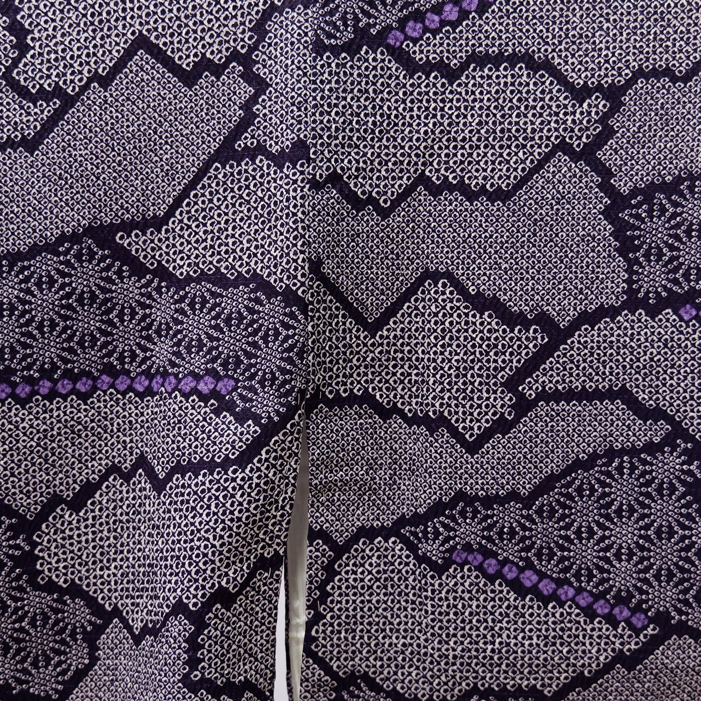 A dark purple haori with striking stencil dyeing｜型染め絞りが印象的な暗めの紫の羽織