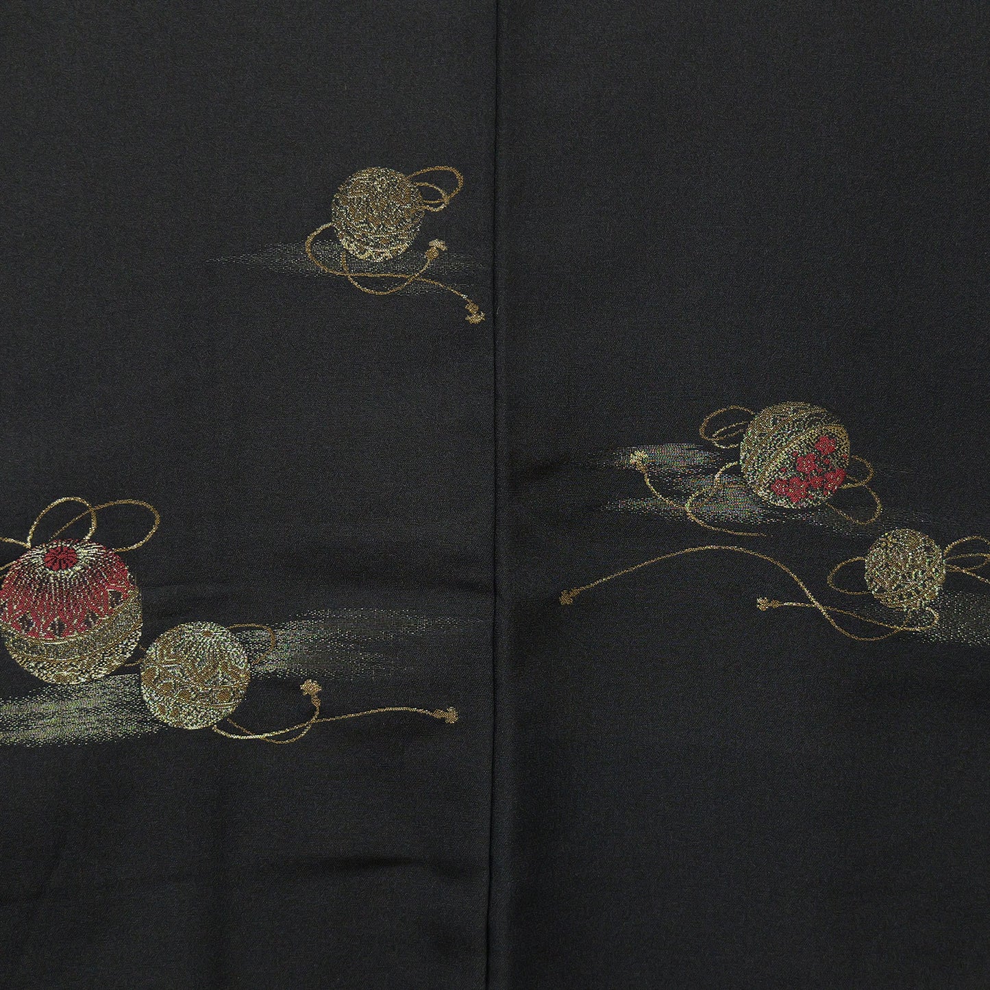 Black haori with a woven temari pattern｜手毬の織込み模様の黒羽織