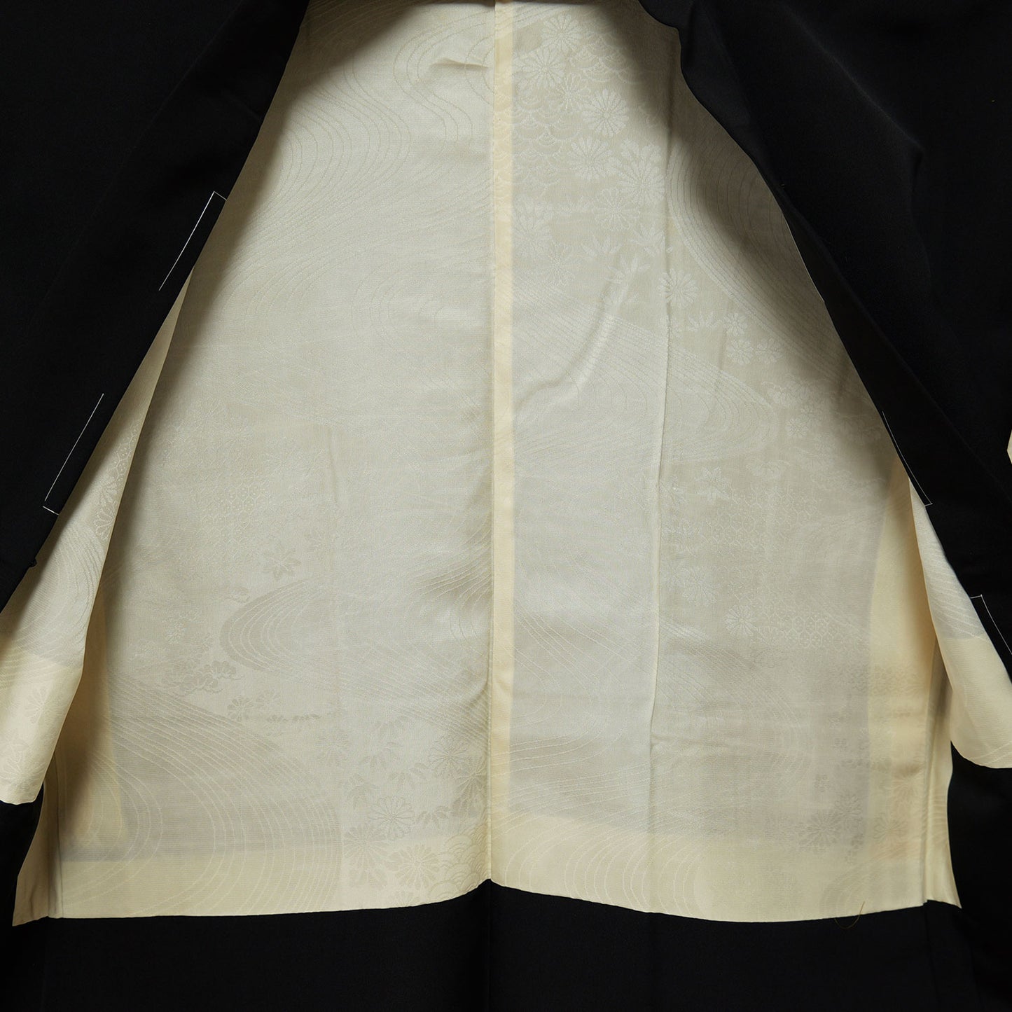 Black haori with a woven temari pattern｜手毬の織込み模様の黒羽織