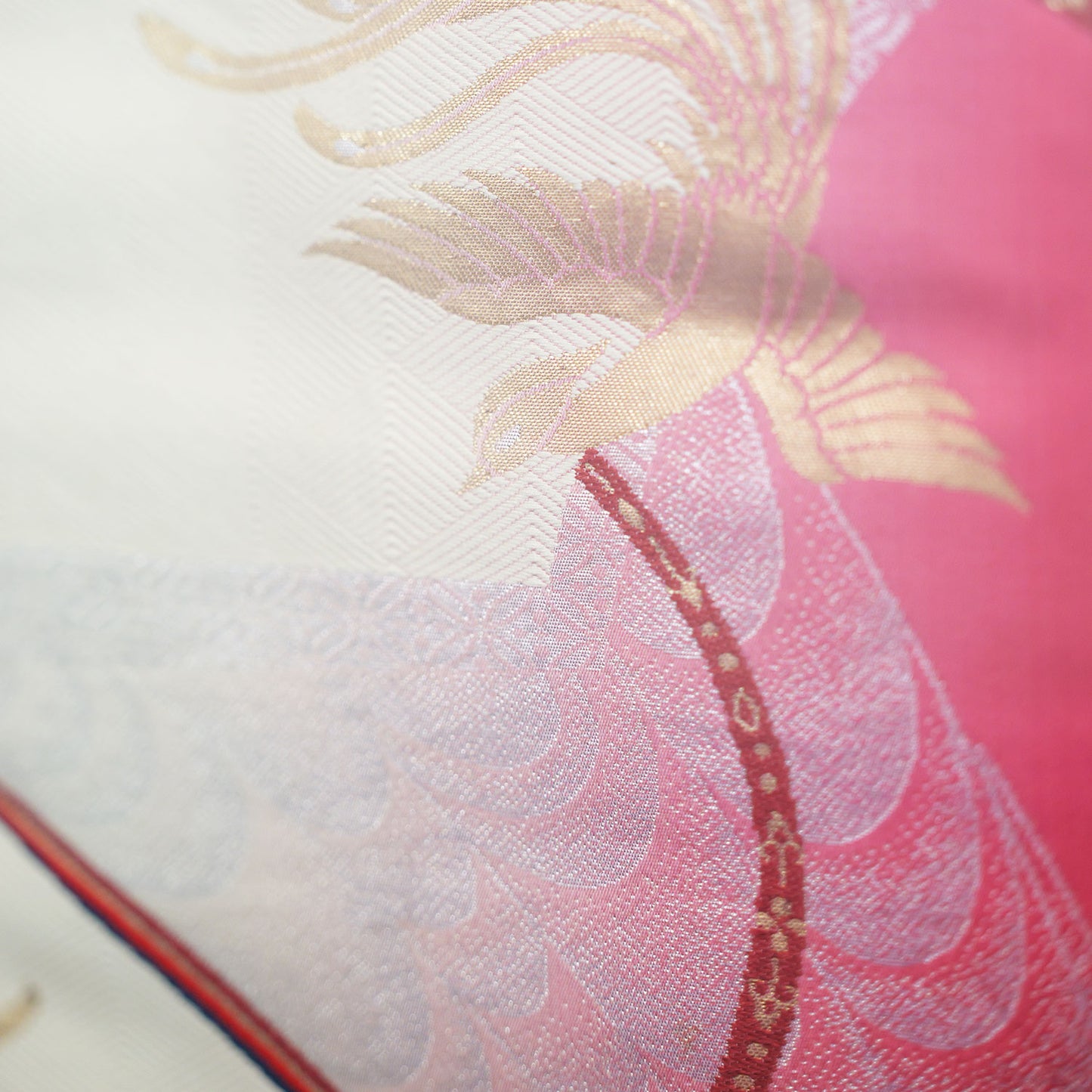 "Kimono Wall" A festive six-panel patterned obi sash in red and white, featuring a design of a phoenix｜Kimono Wall 鳳凰が描かれた赤と白のおめでたい六通柄の袋帯